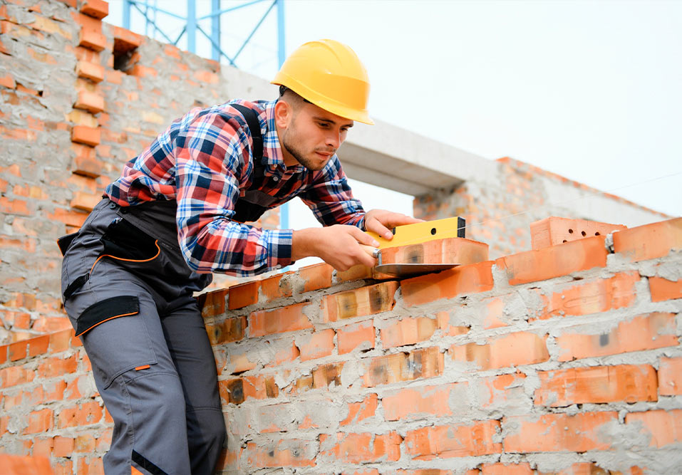 Hombre realizando construcción